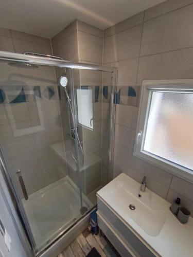 une salle de bain avec douche et lavabo dans l'établissement Escapade à la plage, à Le Portel