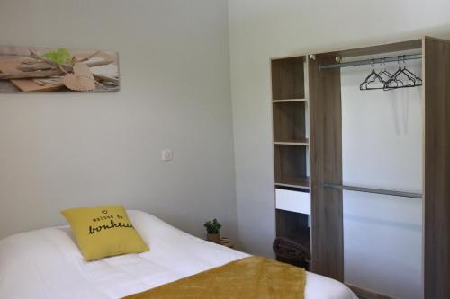 - une chambre avec un lit et un placard dans l'établissement Maison garde de barriere, à Canilhac