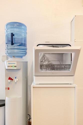 a microwave oven sitting on top of a refrigerator at Casa Mihales in Tarragona