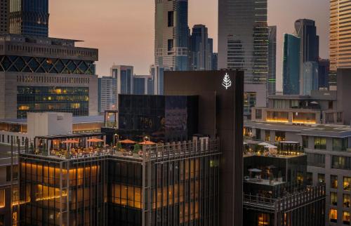 - une vue sur les toits de la ville avec de grands bâtiments dans l'établissement Four Seasons Hotel Dubai International Financial Centre, à Dubaï