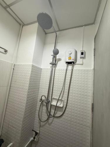 a bathroom with a shower with a shower head at brk บีอาร์เค ดอนเมือง เมืองทอง in Bangkok