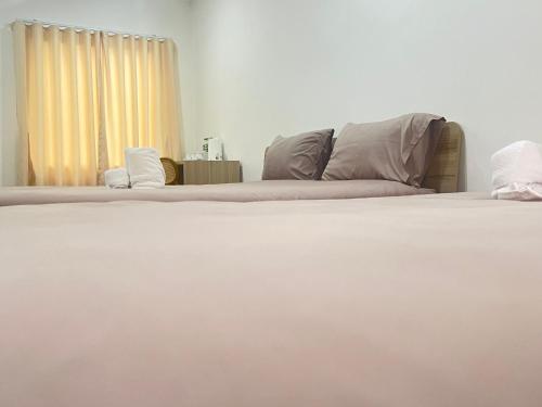Katil atau katil-katil dalam bilik di บ้านสว่างศิลป์@อยุธยา Baan Sawhangsilp@Ayutthaya