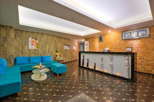 Un lugar para sentarse en Ocean Blue High Class Hotel & SPA