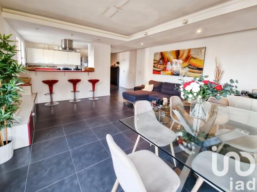 a living room with a glass table and chairs at Appt Cosy Porte Paris parc Fleural et Parking in Saint-Maurice