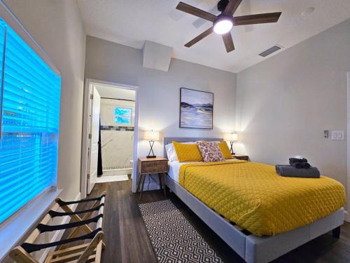 Postel nebo postele na pokoji v ubytování Walk to Nights of Lights & Trolley #11, EV Station