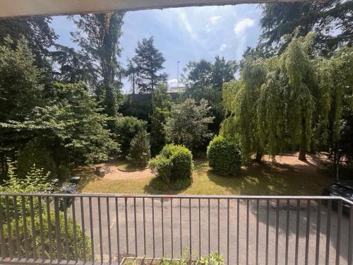 a view of a garden with trees and bushes at Appt Cosy Porte Paris parc Fleural et Parking in Saint-Maurice