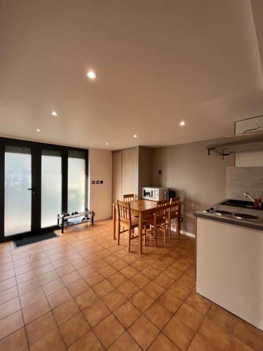 une cuisine et une salle à manger avec une table et des chaises dans l'établissement Maison Arnouville 15 mins CDG Airport 20 mins Paris, à Arnouville-lès-Gonesse