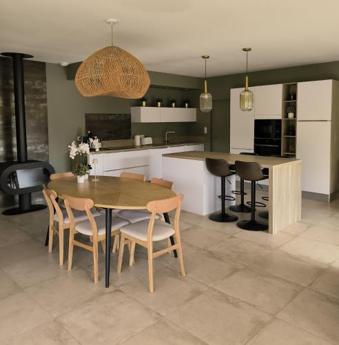 une cuisine et une salle à manger avec une table et des chaises dans l'établissement LA FELICITA, à Pujaut