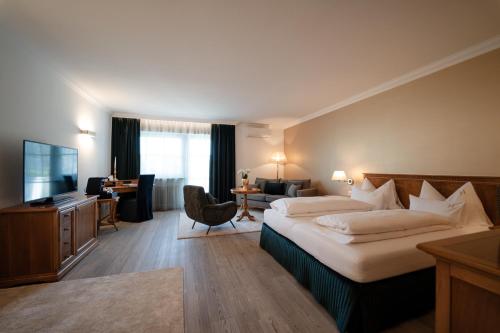 Una cama o camas en una habitación de Hotel Hanswirt