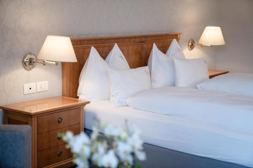 Una cama o camas en una habitación de Hotel Hanswirt