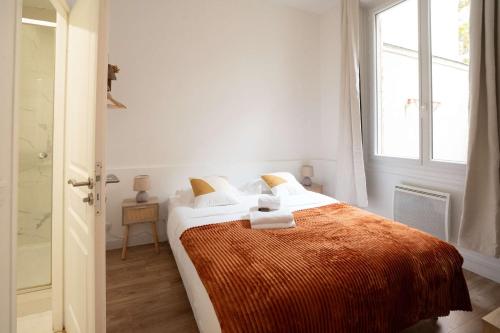 - une chambre avec un lit, une fenêtre et une douche dans l'établissement Logement terrasse metro Pierre Lachaise - 3P, à Paris