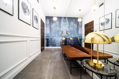 une salle à manger avec une table et des bancs en bois dans l'établissement Art Deco Retreat - Łódź Centrum, à Łódź