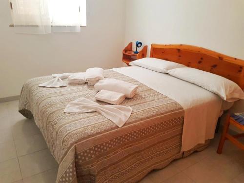 een slaapkamer met een bed met handdoeken erop bij Case Centro Lampedusa in Lampedusa