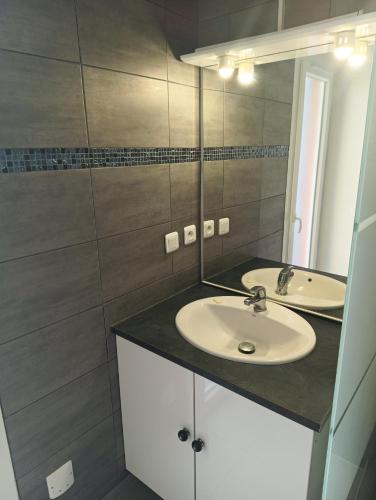 une salle de bain avec deux lavabos et un miroir dans l'établissement Logement Lazuli, à Argelès-sur-Mer