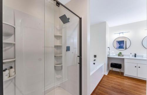 ein weißes Badezimmer mit Dusche und Waschbecken in der Unterkunft Dine Outdoors, Dream Indoors 5BR in East Stroudsburg