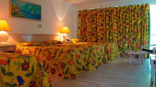 Postel nebo postele na pokoji v ubytování Hotel Sands Acapulco