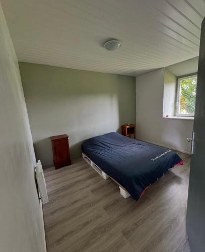 une chambre avec un lit dans une petite pièce dans l'établissement Le rustique, à Souligné-Flacé