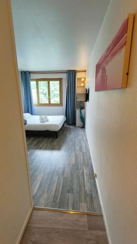 Cet appartement comprend une chambre avec un lit et une fenêtre. dans l'établissement Chez loverchy, à Annecy