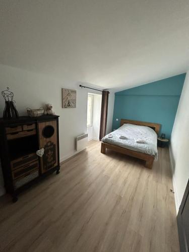 une chambre avec un lit et un parquet dans l'établissement The Shelter of the Waves, à Salles-sur-Mer