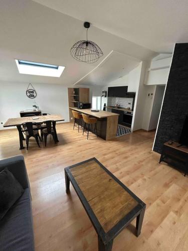 un salon avec une table et une salle à manger dans l'établissement The Shelter of the Waves, à Salles-sur-Mer