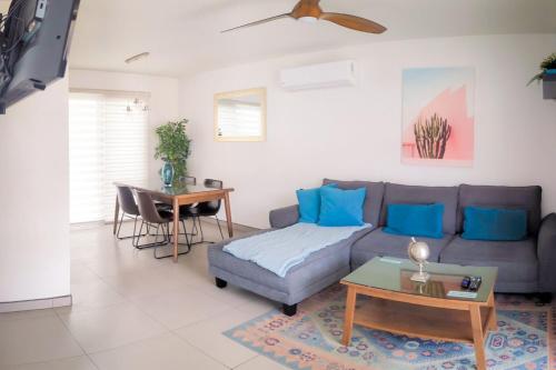 a living room with a couch and a table at #CasaMare - Privada a una cuadra del mar con AC in Ensenada