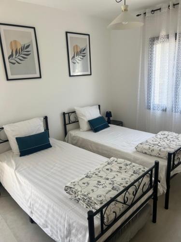 deux lits côte à côte dans une chambre dans l'établissement Villa 4 chambres avec piscine en bord de mer, à La Garde