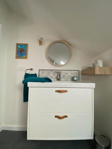 une vanité de salle de bain blanche avec un miroir au mur dans l'établissement Vichy MYRABA 2 Hypercentre, à Vichy