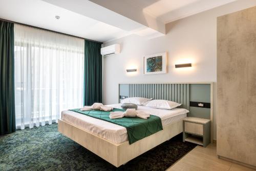 a bedroom with a bed and a large window at d'Eric Mamaia Nord in Mamaia Sat/Năvodari