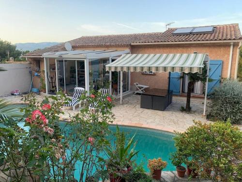 une maison avec une piscine devant une maison dans l'établissement Magnifique Villa avec piscine privée sans vis à vis, à La Seyne-sur-Mer
