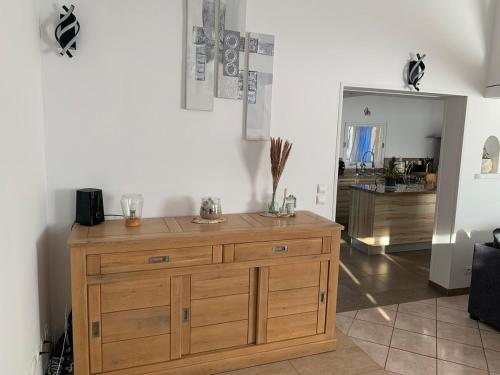 - une commode en bois dans le salon avec un miroir dans l'établissement Magnifique Villa avec piscine privée sans vis à vis, à La Seyne-sur-Mer
