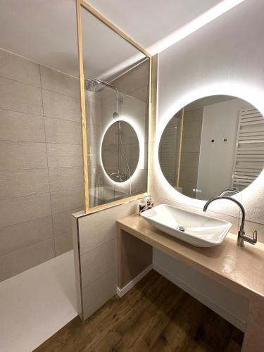 a bathroom with a sink and a mirror at Le petit Arrigade in Mimbaste