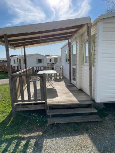 une terrasse couverte d'un mobile home avec terrasse dans l'établissement Mobil-Home proche Europa-Park, à Boofzheim