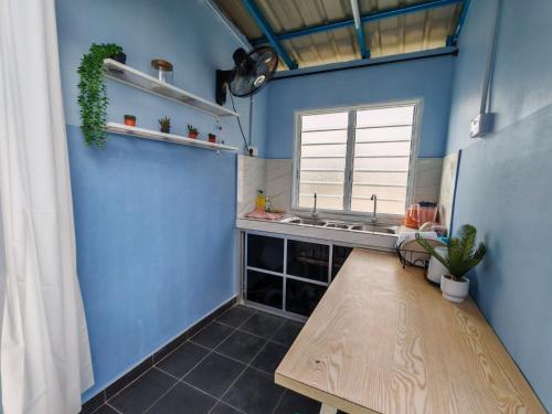 Dapur atau dapur kecil di Delima Guesthouse Type B