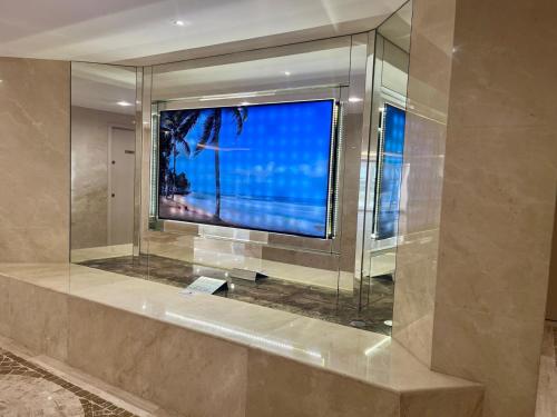 Cette chambre dispose d'une télévision à grand écran. dans l'établissement Center Bay Studio Sky 7, à Antibes