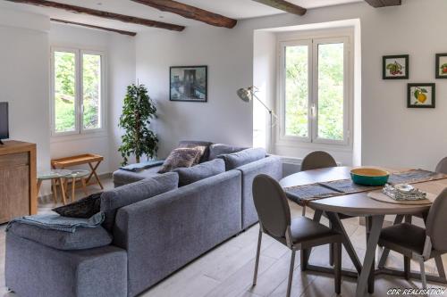un salon avec un canapé et une table dans l'établissement Les LOGIS DE LA CHAPELLE classés 3 étoiles, à Roquebillière