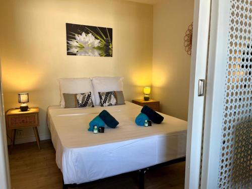 une chambre avec un lit blanc avec deux oreillers dans l'établissement Center Bay Studio Sky 7, à Antibes