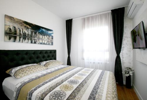 a bedroom with a bed and a window at Apartment Una Petica in Beograd