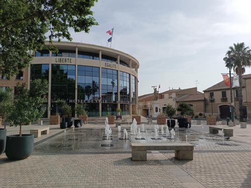 ヴィルヌーヴ・レ・ベジエにあるEntre Terre et Merの正面に噴水がある建物