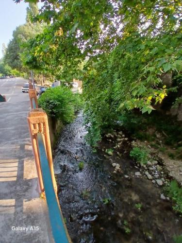 clôture sur le côté d'une route arborée dans l'établissement Studio cosy - tout équipé, à Belgentier