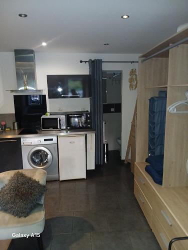 - une petite cuisine avec lave-linge et sèche-linge dans la chambre dans l'établissement Studio cosy - tout équipé, à Belgentier