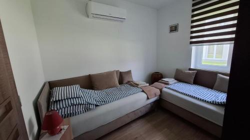 Ένα ή περισσότερα κρεβάτια σε δωμάτιο στο Szoboszlói Szieszta Apartman