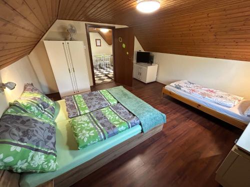 Katil atau katil-katil dalam bilik di Demona apartman Balatonboglár