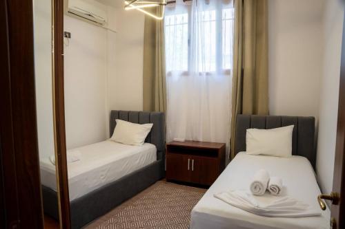 ティラナにあるClassic villa-spacious city center free parkingのタオルが敷かれたベッドが2つある部屋