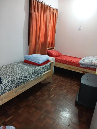 Katil atau katil-katil dalam bilik di Os fora de casa Hostel
