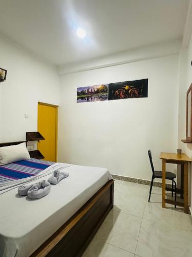Ένα ή περισσότερα κρεβάτια σε δωμάτιο στο Jaya Villa - Near Airport