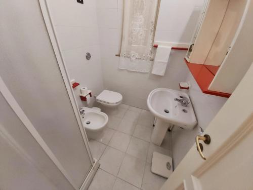 een kleine badkamer met toilet en wastafel bij Case Centro Lampedusa in Lampedusa