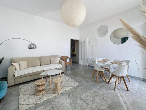 60 m2 private parking, 600 m Palace & beaches