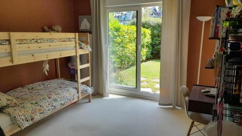 - une chambre avec des lits superposés et une porte coulissante en verre dans l'établissement Deauville, Appartement 115 m2 - 3 chambres, en Rez de jardin, à Deauville