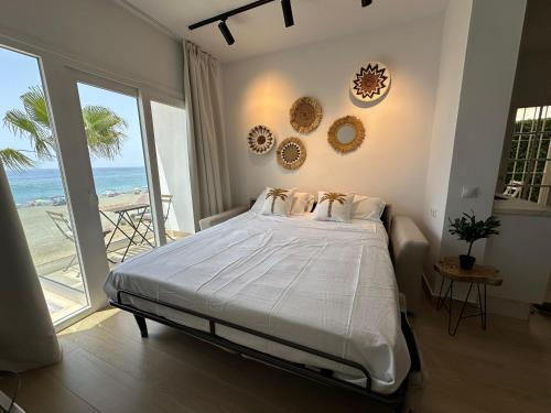Ένα ή περισσότερα κρεβάτια σε δωμάτιο στο Ocean View on the Beach in the Center of Town!