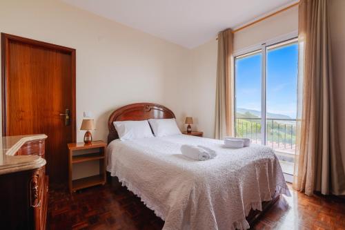 En eller flere senge i et værelse på Miradouro House By Sam Houses